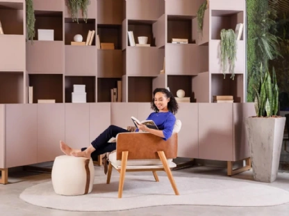 Uma biblioteca em casa é ótima para seus momentos de relaxamento.